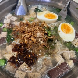 ก๋วยจั๊บรวม (ใส่กระดูกหมู หมูสับ หมูยอ เลือด ตีนไก่)