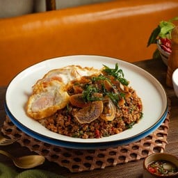 เก๋าเก๋าจัมโบ้ - หมูสับ ไข่เยี่ยวม้า กะเพรากรอบ