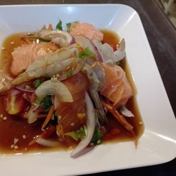ยำแซลมอนกุ้งสด
