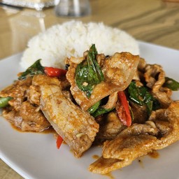ข้าวหมูสามชั้นผัดพริกแกง