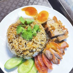 ข้าวหมูกรอบ กุนเชียง ไข่ต้ม