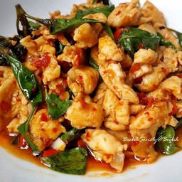 ผัดพริกเเกงไก่ใส่ใบกระเพรา