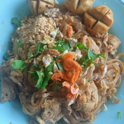 ก๋วยเตี๋ยวเส้นคลุก หมูชิ้น+ลูกชิ้นหมู