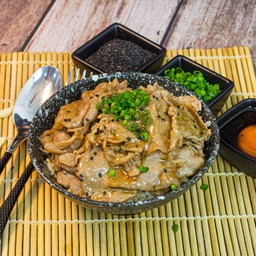 D8. ข้าวหน้าหมูสันคอ ซอสชาบู ฟูจิ