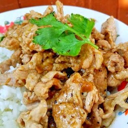 หมูกะเทียม กับข้าว