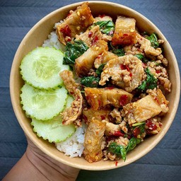 กะเพรา 3 หมู (หมูสับ หมูชิ้น หมูกรอบ)