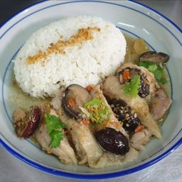 ไก่นึ่งพุทราจีนเห็ดหอมราดข้าว (เนื้อสะโพก)