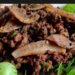 ก้อยหมูคั่วสุก