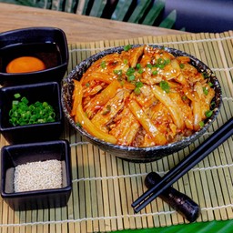 A6. ข้าวหน้าไก่ ซอสโคชูจัง กงยู