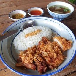 ข้าวหน้าไก่ทอด (เนื้อสะโพก)