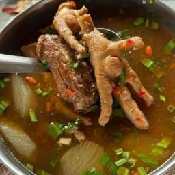 ต้มแซ่บน้ำดำ (หม้อไฟ) ตีนไก่+กระดูกหมู