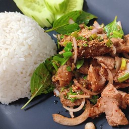 ข้าวราดหมูน้ำตก