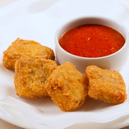 นักเก็ตไก่เนื้อๆ 4 ชิ้น ซอส 1 ถ้วย