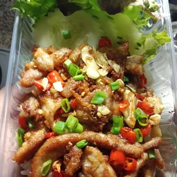 หมูทอดคั่วพริกกระเทียมราดข้าว
