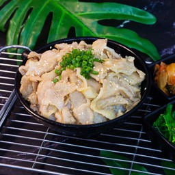 B4. ข้าวหน้าหมูสามชั้น ซอสบาร์บีคิว เม็กซิโก