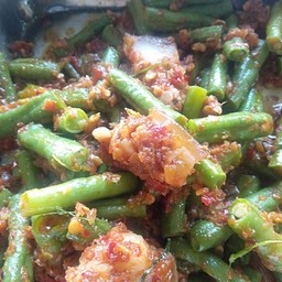 ผัดเผ็ดถั่วฝักยาวใส่หมูสามชั้น