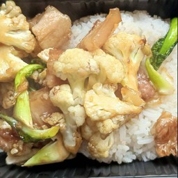 สามชั้นทอดน้ำปลาใส่กะหล่ำดอก ราดข้าว