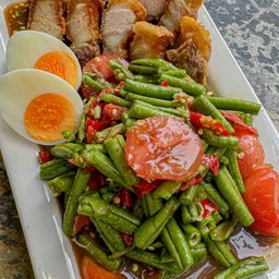 ส้มตำ ถั่วหมูกรอบ+ไข่ต้ม