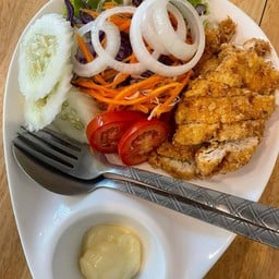 สลัดไก่กรอบ