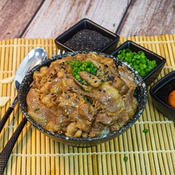 F8. ข้าวหน้าเนื้อวากิว ซอสชาบู ทาคา ยาม่า