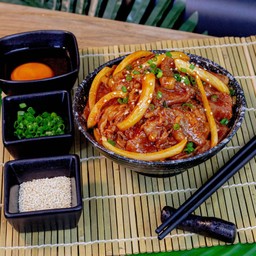 F6. ข้าวหน้าเนื้อวากิว ซอสโคชูจังจองกุก