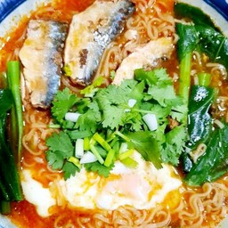 ต้มมาม่า รสต้มยำ ใส่ไข่1ฟอง+ฟรีใส่ลูกชิ้น+ฟรีผัก ปลากระป๋อง 1 กระป๋อง(มาม่า1ซอง)