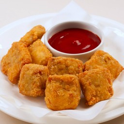 นักเก็ตไก่เนื้อๆ 8 ชิ้น ซอส 1 ถ้วย