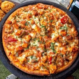 Spicy bbq chicken pizza halal