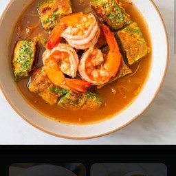 แกงส้มกุ้งชะอมทอด