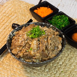 F1. ข้าวหน้าเนื้อวากิว ซอสเทอริยากิ ละมุนลิ้น
