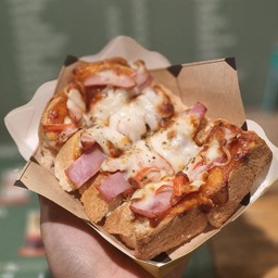 ปังพิซซ่า แฮม ไส้กรอก ชีส