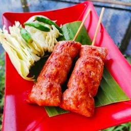 แหนมหมูย่าง 1 ไม้  เสิร์ฟพร้อมผักสด