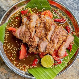 ส้มตำ เหลาคอหมูทอด