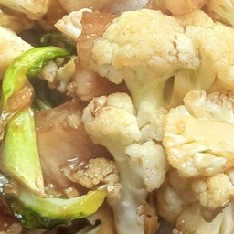 สามชั้นทอดน้ำปลาใส่กะหล่ำดอก กับข้าว