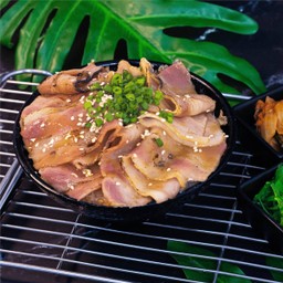 C4. ข้าวหน้าเบคอน ซอสบาร์บีคิว เอริ โซน่า