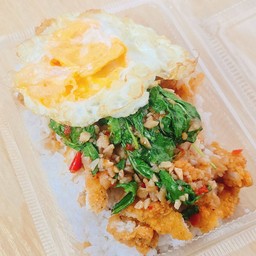 กะเพราไก่กรอบ ราดข้าว