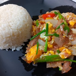ข้าวราดแหนมผัดไข่