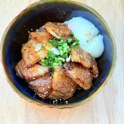 ข้าวหน้าหมูบูตะด้ง +ซุปมิโซะ