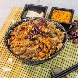 F5. ข้าวหน้าเนื้อวากิว ซอสSpicy ไฟ ลุกทะลุเพดาน