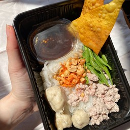 ก๋วยเตี๋ยวคลุกอาหารตามสั่ง  *ฟรีไข่ดาว*