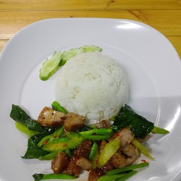 ข้าวคะน้าหมูกรอบ