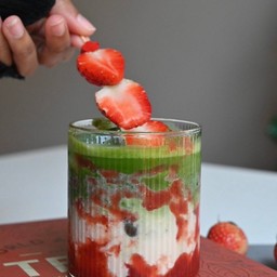 สตอเบอรี่มัทฉะ ลาเต้