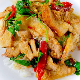 หมูป่าผัดกะเพราราดข้าว