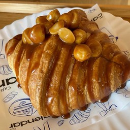 Croissant maccadamia