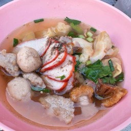 สวัสดีบะหมี่เกี๊ยวหมูแดงหมูกรอบ