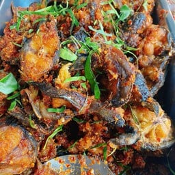 ปลาดุกทอดผัดพริกแกง