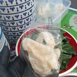 ก๊วยเตี๋ยวน้ำตกหมู เจ๊ออย