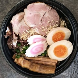 [อร่อยซ่ากับโค้ก] โชยุราเมนหมูชาชู +  โค้ก ออริจินัล (ขวด)