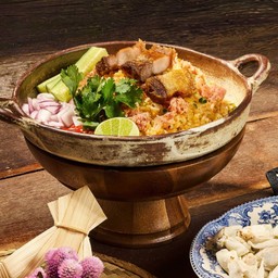 ข้าวผัดแหนมหมูกรอบ