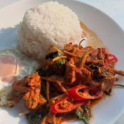 ข้าวผัดพริกแกงหมู